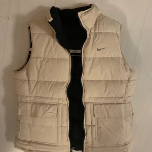 Nike väst - Har denna unika väst från Nike! Den går att ha båda hållen, passar stl S. Endast seriösa bud tack! Högsta bud just nu: 700! Avslutar fre 27/11