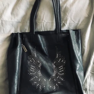 Svart väska  - Bra skick, knappt använd. 