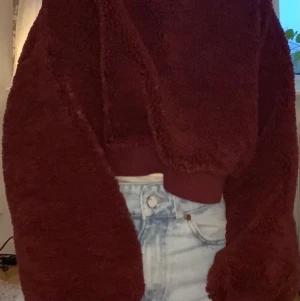 Tjock Urban Outfitters Tröja - Super skön & extra tjock tröja från Urban Outfitters. Passar till alla, originala priset 600kr, aldrig använt, hög kvalitiet💕 