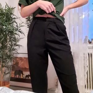 Kostymbyxor från Asos - Svarta ganska tunna och sköna kostymbyxor från Asos petite. Säljs pga används ej 😊 Hör av dig vid frågor! 