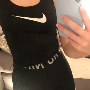 Nike linne - Säljer mitt Nike träningslinne, aldrig använt. Storlek xs men skulle nog passa till M med eftersom den är väldigt stretchig. Den är lång men jag har vikt in den på bilden