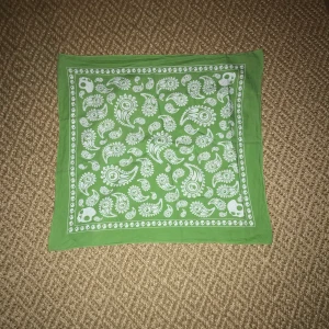 Bandana - Bandana som man kan ha på huvudet elle Ruhr man vill!!🥰