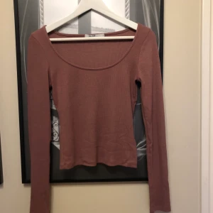 Mörkrosa långarmad  - Jätte fint långarmad tröja från nakd i super bra skick. Storlek S men töjbart material så kan passa olika storlekar också. Köparen står för frakten och priset kan diskuteras 