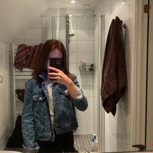 Jeans jacka från Monki i strl XS - Aldrig andvänd och är i bra skcik. Fin mörk blå jacka med blomm mönster. 