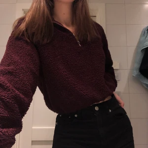 tröja - extremt gosig tröja som är fluffig, den är vinröd även om den ser lite brunaktig ut på bild! från gina tricot i storlek S ✨✨💕