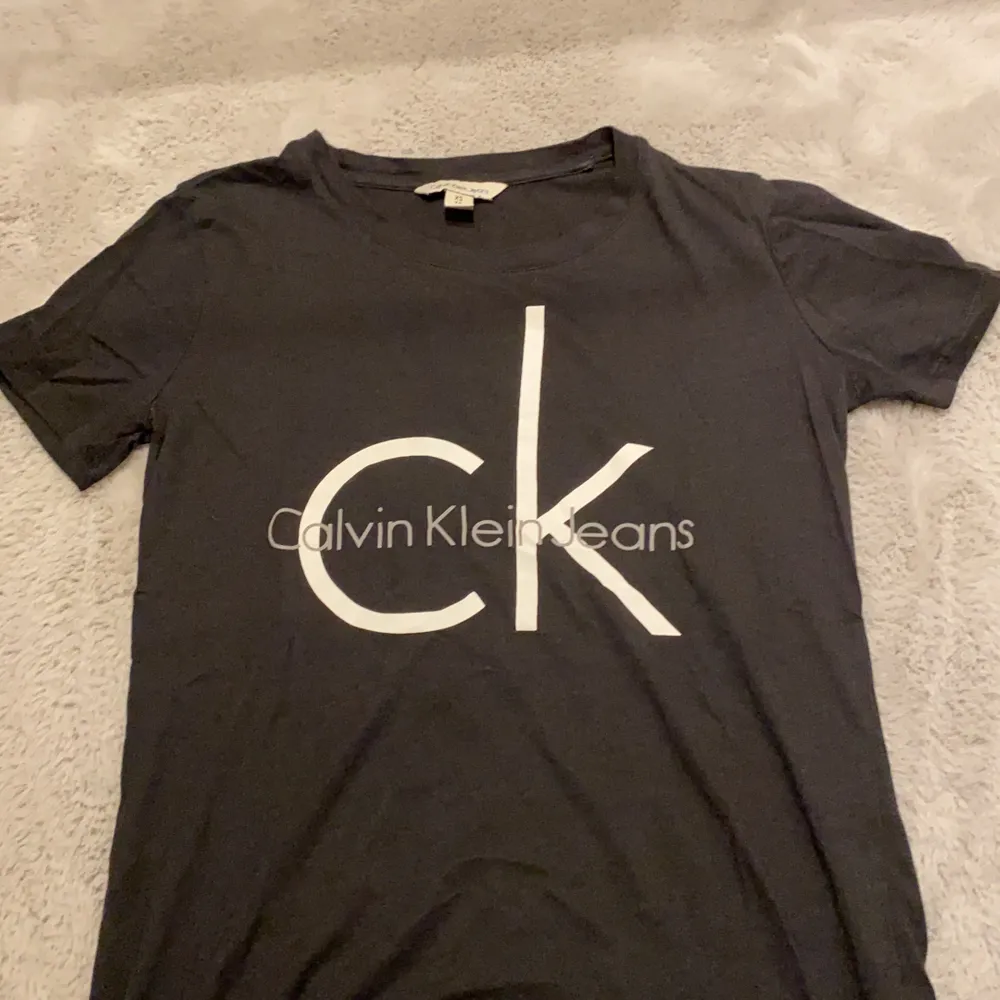 En svart Calvin Klein tröja väldigt mjuk och väldigt snygg. Denna är i stolen XS men skulle säkert passa S också💕💕. T-shirts.