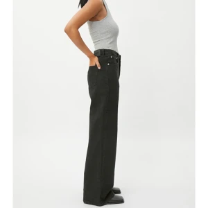 Nya Weekday modell Ace - Weekdays populära ace i svart. Higwasted och wode leg. Köpte tyvärr fel storlek. Använda en gång. Skulle säga att dem passar en storlek s mellena 164-170cm lång.