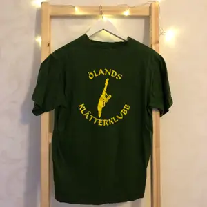 Grön T-Shirt Ölands klätterklubb på ryggen! 