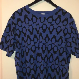 T-shirt - Står ingen storlek men typ M/L, oversized på mig som är S iaf! Köpt second hand för ett tag sen