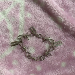 Armband - Armbandskedja i ”taggtråd” med rakblad. 60kr inkl frakt💕