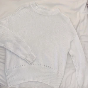 Stickad långarmad vit tröja  - En fin vit stickad tröja. Jätte gullig och skön. Mysig och ha på sig när man ska ut 🍂
