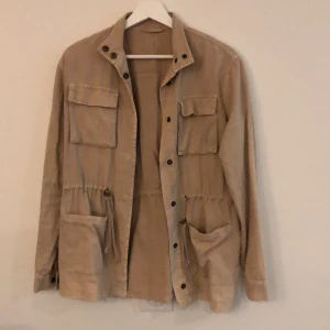 Jacka - Jacka från bik bok som är sparsamt använd