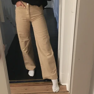 Beige jeans  - Superfina beige jeans från monki, knapp använda. De är medelhöga i midjan och är i Yoko modellen💓 frakt tillkommer