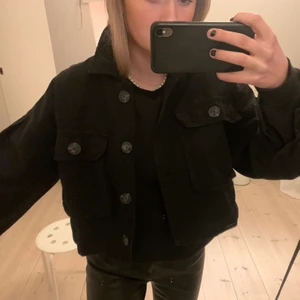 Jeans jacka - Helt ny croppad och lite baggy jeans jacka från bershka, köpt för ca 350kr förra året. Perfekt skick då den e helt ny, fläckarna är på spegeln, skriv för fler bilder