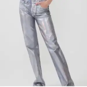 Söker dessa silver holographic jeans! 34 eller 36!