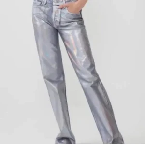 Söker! Silverjeans - Söker dessa silver holographic jeans! 34 eller 36!