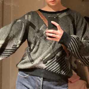 Stickad tröja - Säljer denna coola stickade tröja som jag köpt på betonad retro! Den är i väldigt bra skick! Kan skicka fler bilder om det önskas!!