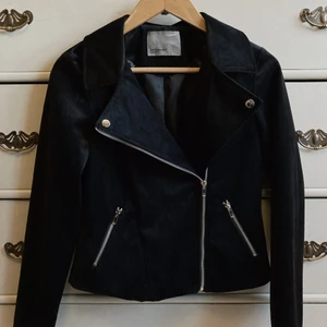 Biker jacka  - Biker jacka i velour tyg, använd en gång så jätte fint skick. 