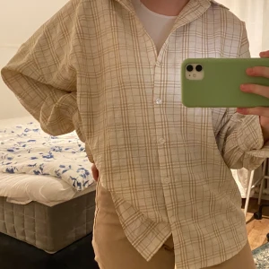 Skjorta strl 38 - Oversized gul-vit skjorta från NA-KD som är supermysig. Passar från strl 34-38 beronde på vilken passform du önskar.Knappt använd och är som ny. Köparen betalar för frakten💕