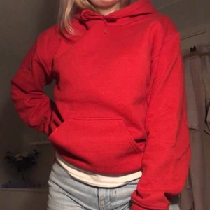 Hoddie - En röd hoodie köpt här på plick för 250kr, därav okänt märke! Använder inte längre så säljer den vidare. Inget fel på kvaliteten. Passa mig som bär M men även för en S eller XS. Kan mötas upp eller så läggs frakten på