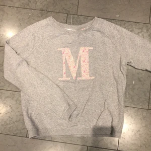 Morris collegetröja  - Grå med ett M-tryck. Hel och ren. Storlek s passar mindre o större också