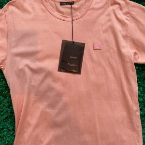 Acne Studios T-shirt - Tshirt med en superfin färg, helt oanvänd med prislapp kvar. Storlek S men passar M eller S för en liten oversized fit.