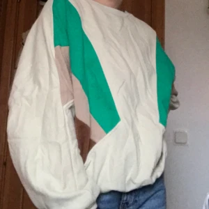 Mjukiströja från Zara - Jättemysig tröja!! Gosig och varm från Zara + funkar att dansa i! Använd Max 2 gånger och frakt tillkommer❤️