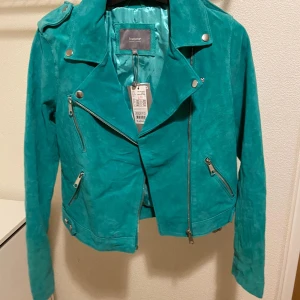 b.young skinnjacka  - Skinnjacka oanvänd storlek 40, inköps pris 1,999kr 