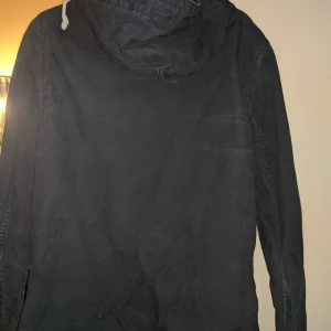 Lätt fodrad jacka - Mörkblå jacka från HM kan dras åt i midjan, är en herr jacka nmwn passa mig utmärkt