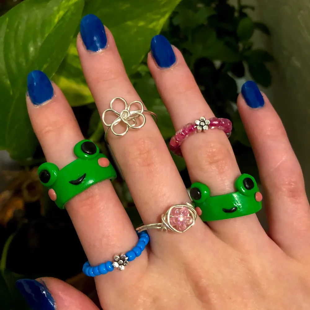 Super gulliga nya ringar, info i andra bilden💕 Metall ringarna är silverpläterade. Grod ringarna är slut! Följ gärna mitt smyckes konto.🥰. Accessoarer.