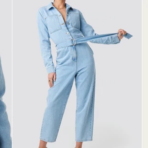 Jeans jumpsuit  - Ljusblå jeans jumpsuit i st 36 (s). Sparsamt använd från NAKD. Frakt tillkommer 💕