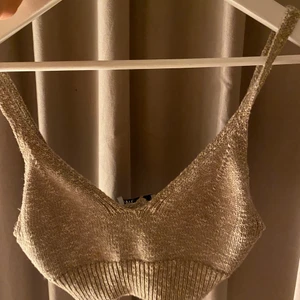 Stickad topp - Stickad beige kort topp från Zara. Säljer pga använder inte så mycket! Sparsamt använd 💕 köparen står för frakt 