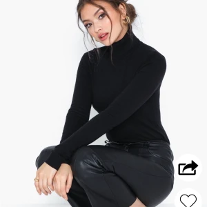 Svart långarmad polotröja  - Nypris 249kr