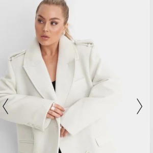 Kappa från NA-KD, storlek 40 och 42  - Kappan är från NA-KD och det är Angelica blicks kollektion. Helt nya, lappar och allt finns kvar. Har i både storlek 40 och 42, storlek 42 är slutsåld på hemsidan. Ordinarie pris är 1100 kronor. Bud börjar på 800