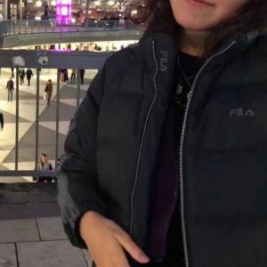 Fila dunjacka - Köpt secondhand på Vinokilo sommaren 2019 men använder den aldrig då jag investerat i en north face jacka. Super mysig och tål definitivt kyla väl! Den är mörkgrå men blå detaljer och passar S/M med en hoodie under <3 köpt för 500kr (500kr / kilo på vinokilo)