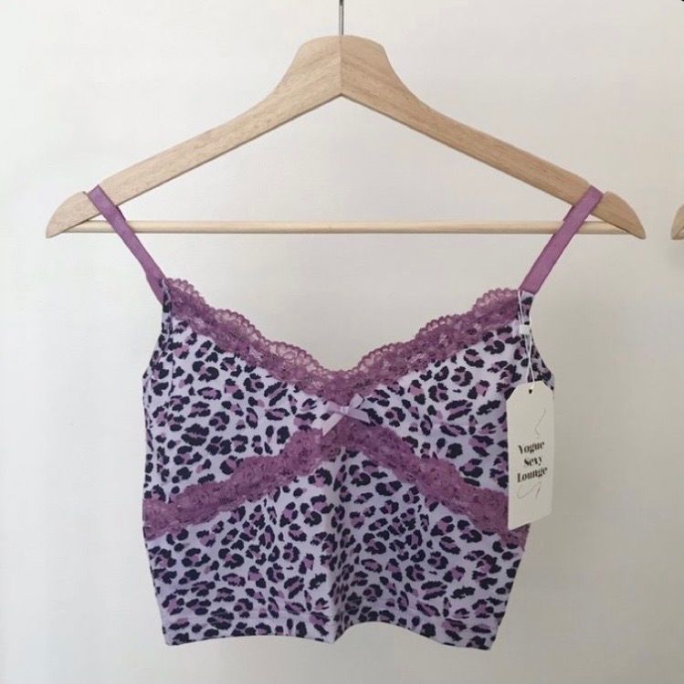 Super fint leopard linne i storlek s💕 det är från mellowpicks och nypris är 250kr men det är helt slutsålt🥵 säljer då det inte riktigt är min stil, HELT OANVÄNT, köpt på Plick så alla bilder är inte mina🥰. Toppar.
