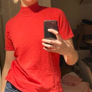 Röd t-shorts med polokrage - Säljer denna tröja som är köpt på humana!!