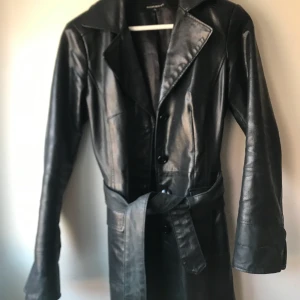 skinnjacka Small - Fin skinnjacka i lite grövre skinn. Fungerar bra ute när det är lite kyligare. Står M i lappen. Men tycker det är som en small