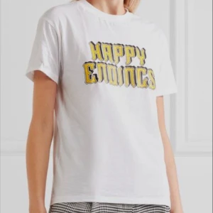 Ganni t-shirt  - Vit t-shirt med trycket ”happy endings” i storlek M (skulle säga att det är en liten M) från Ganni. Använd kanske 5 gånger max, så skicket är väldigt fint. Köparen står för frakten som tillkommer 💖