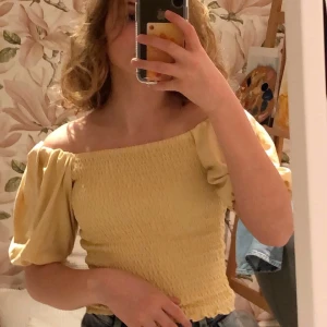 Gul top - Superduper fin gul tröja med puffärmar🦋 älskar denna men kommer aldrig till användning😔 super skönt och bra material😌 köpte för 300 och säljer för 200+frakt🥰