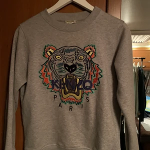 Kenzo - Äkta kenzo tröja i storlek kidz 12år/ 152 knappt använd super fin. Börjar bud från 300kr😊
