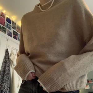 Brun stickad tröja  - Jätte skön brun stickad tröja som passar perfekt nu under vintern! Kommer dock tyvärr inte till användning längre:( den är i storleken S men är väldigt töjbar så passar antagligen M också. säg bara till om du vill ha fler bilder eller har några andra frågor! 