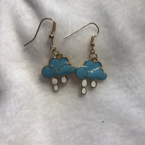 Örhängen - Ursnygga örhängen som tyvärr inte kommer till användning. Alla smycken på sista bilden är till salu på sista bilden under min profil! Skriv privat vid intresse. Köpare betalar frakt. SÅLDA