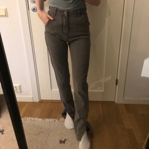 Grå jeans med slits  - Använda en gång 🌸 Köparen betalat frakten. 