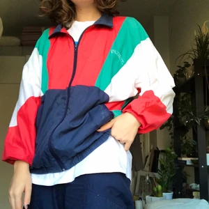 Vintage vindjacka - Pösiga vintage jacka. Blå vit grön och röd med Priority broderat på bröstet. Köparen står för frakt. 