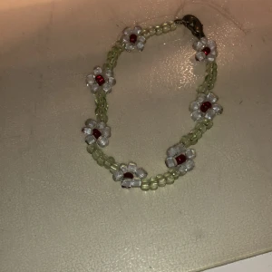 Armband  - Blommigt hemmagjort armband med spänne✨ 30kr + frakt. Gör även efter beställning❤️  