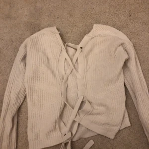 Tröja  - En tröja som passar till exakt allt! Den här som ni ser på första bilden öppen i ryggen med korsade band! Sitter sjukt bra och är sjukt bekväm.säljer pågrund av att jag inte använder den.