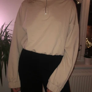 Zip up sweater - Zip up sweater från Gina! Storlek L men passar S/M. 200kr ink frakt!