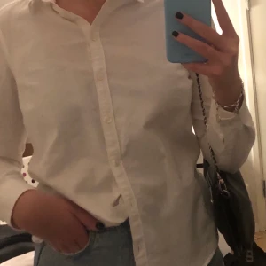 Vit skjorta  - En vit skjorta från Ginatricot, passar perfekt under västar eller sweatshirts. Säljer för 90kr INKLUSIVE frakten 