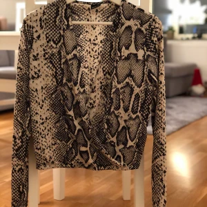 Ny topp från Gina Tricot  - Ny topp från Gina Tricot   🌟 Storlek S  ⭐️Hely ny, bara upptvättad  80 kr (inköpte för 299 kr)  🚫Djurfritt och rökfritt hem  📬Kan skickas mot fraktkostnad (44 kr) 📍Kan mötes upp i Mölnlycke/Partille